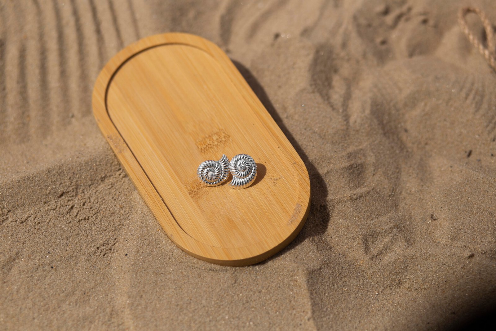 BRINCO CONCHA COM PEDRA (PRATA) Brinco Caracol - Imagem 1